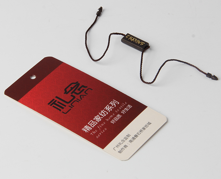 衣服吊牌在定做時出幺蛾子，制造商這樣做不懼怕劃痕