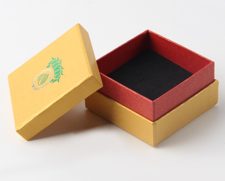 代表化妝品盒子廠家的老師傅，仔細比對3個小時，只為品質(zhì)