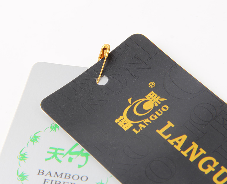 在選擇服裝紙牌定做工藝時，客人并不是最大的